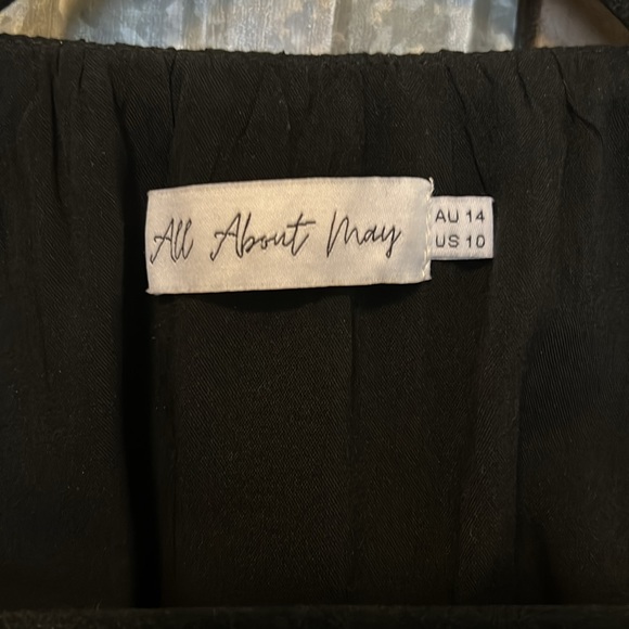 Black mini dress low back cut out with statement sleeves. - Picture 4 of 4